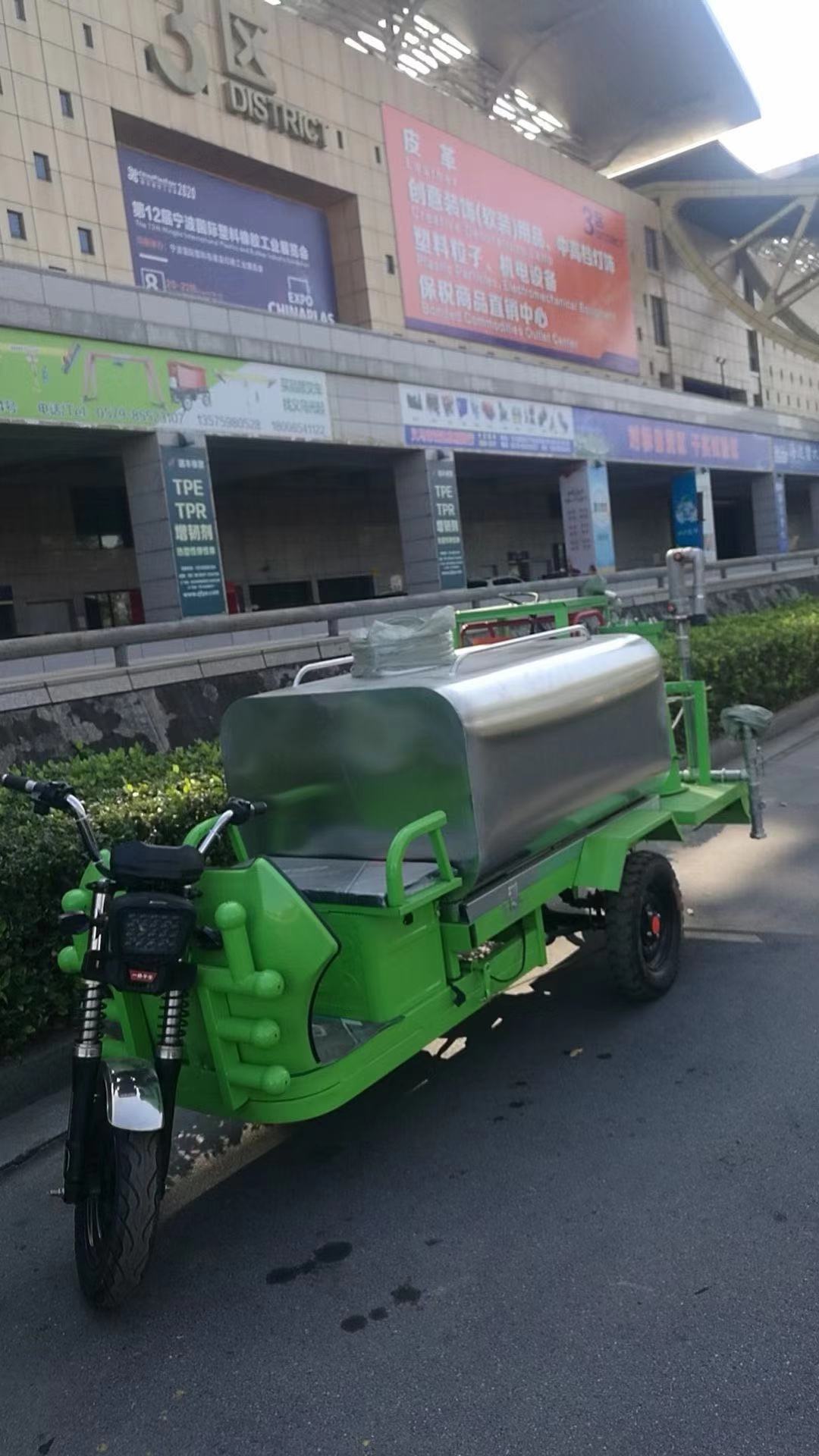Luxury fog cannon water sprinkler truck