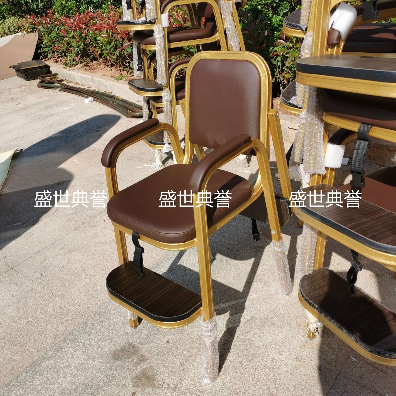 上海五星级酒店宴会厅宝宝餐椅饭店包厢儿童就餐椅子铝合金宝宝椅白底实物图