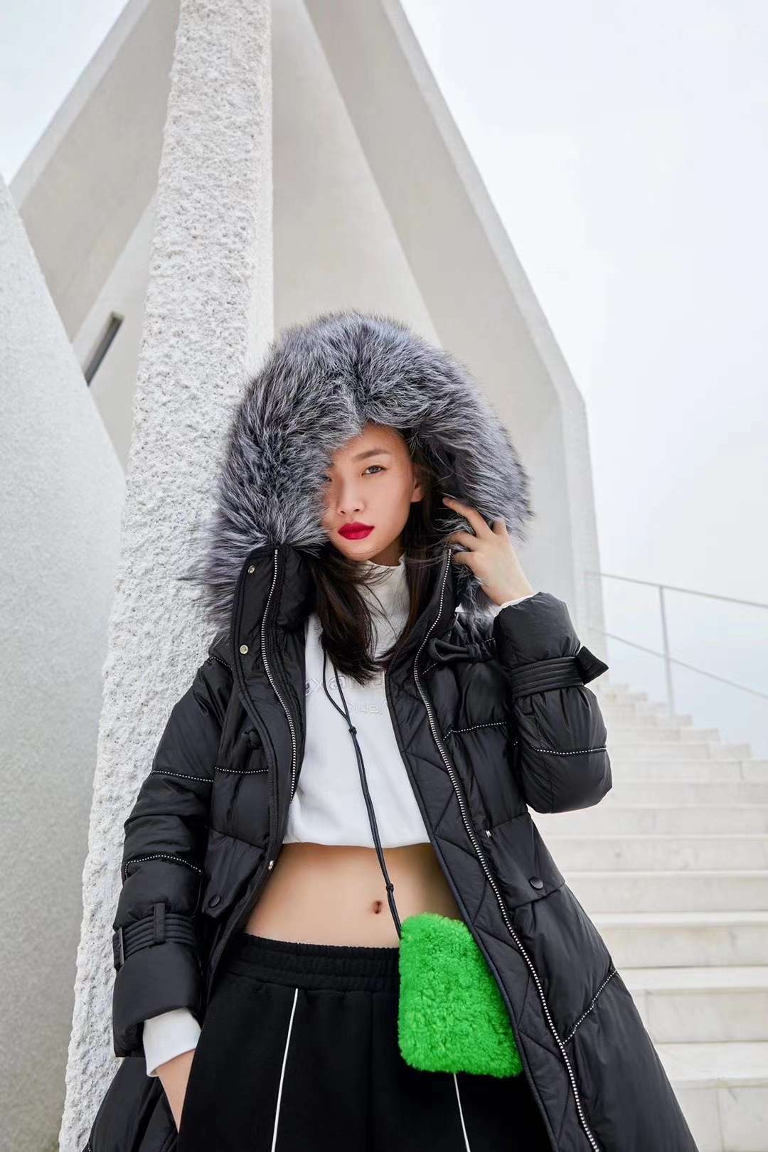 v十C0M大毛领羽绒服详情图3