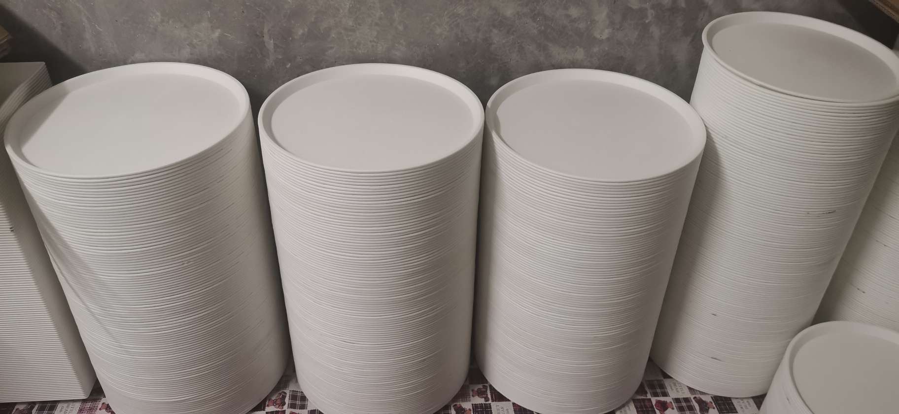 White plastic round trays, storage plates, dinner plates, storage plates, pastry plates and candy plates undefined