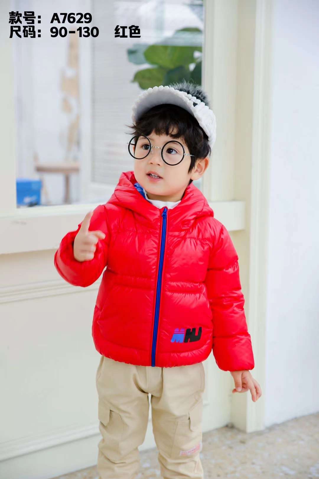 红色羽绒服细节图