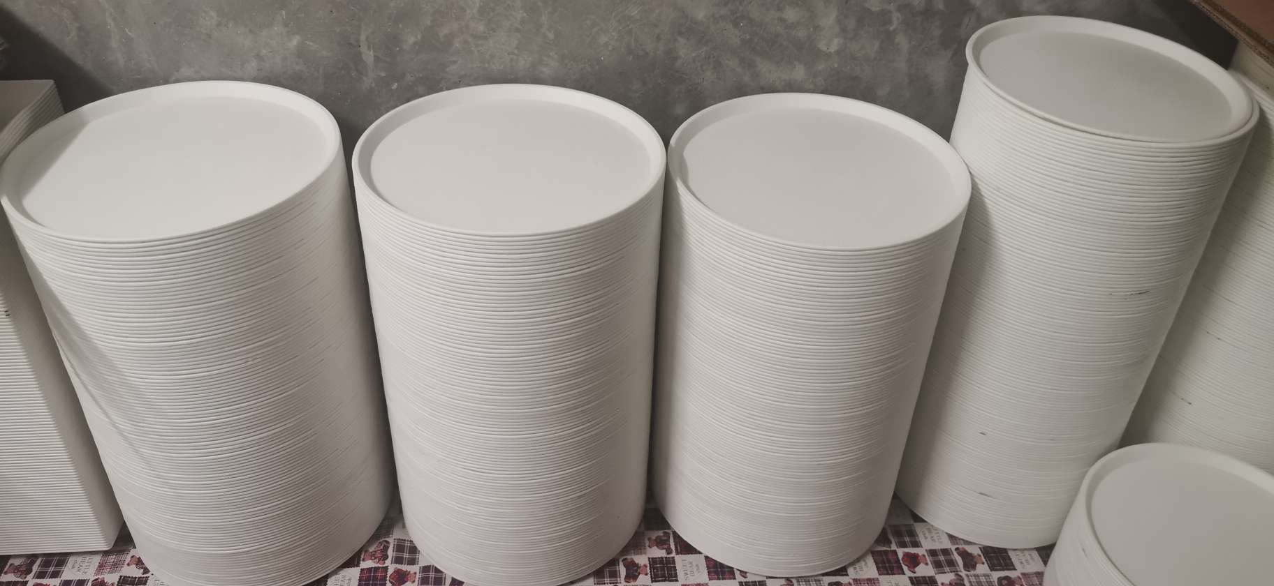 White plastic round trays, storage plates, dinner plates, storage plates, pastry plates and candy plates undefined