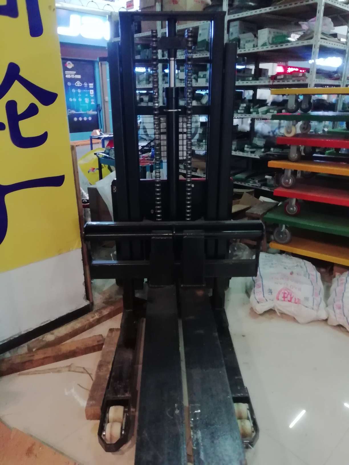 The semi-electric lift truck can lift 2 meters with a capacity of 2 tons Specification image