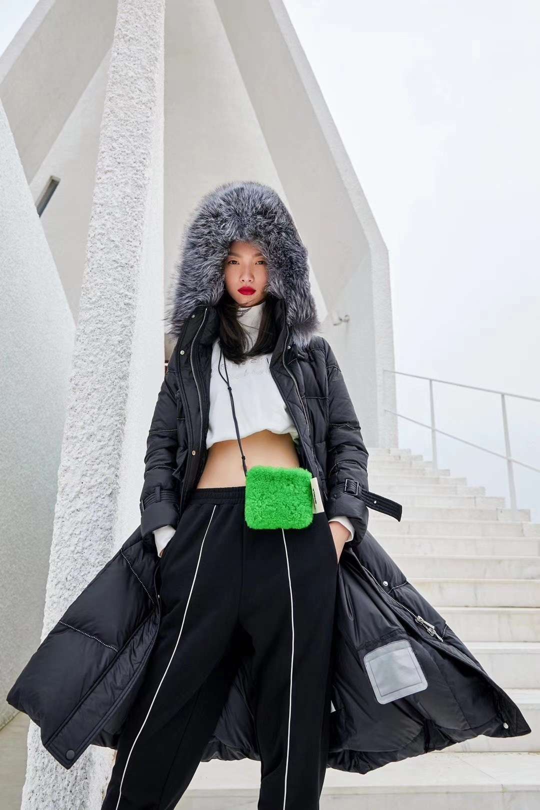 v十C0M大毛领羽绒服详情图1