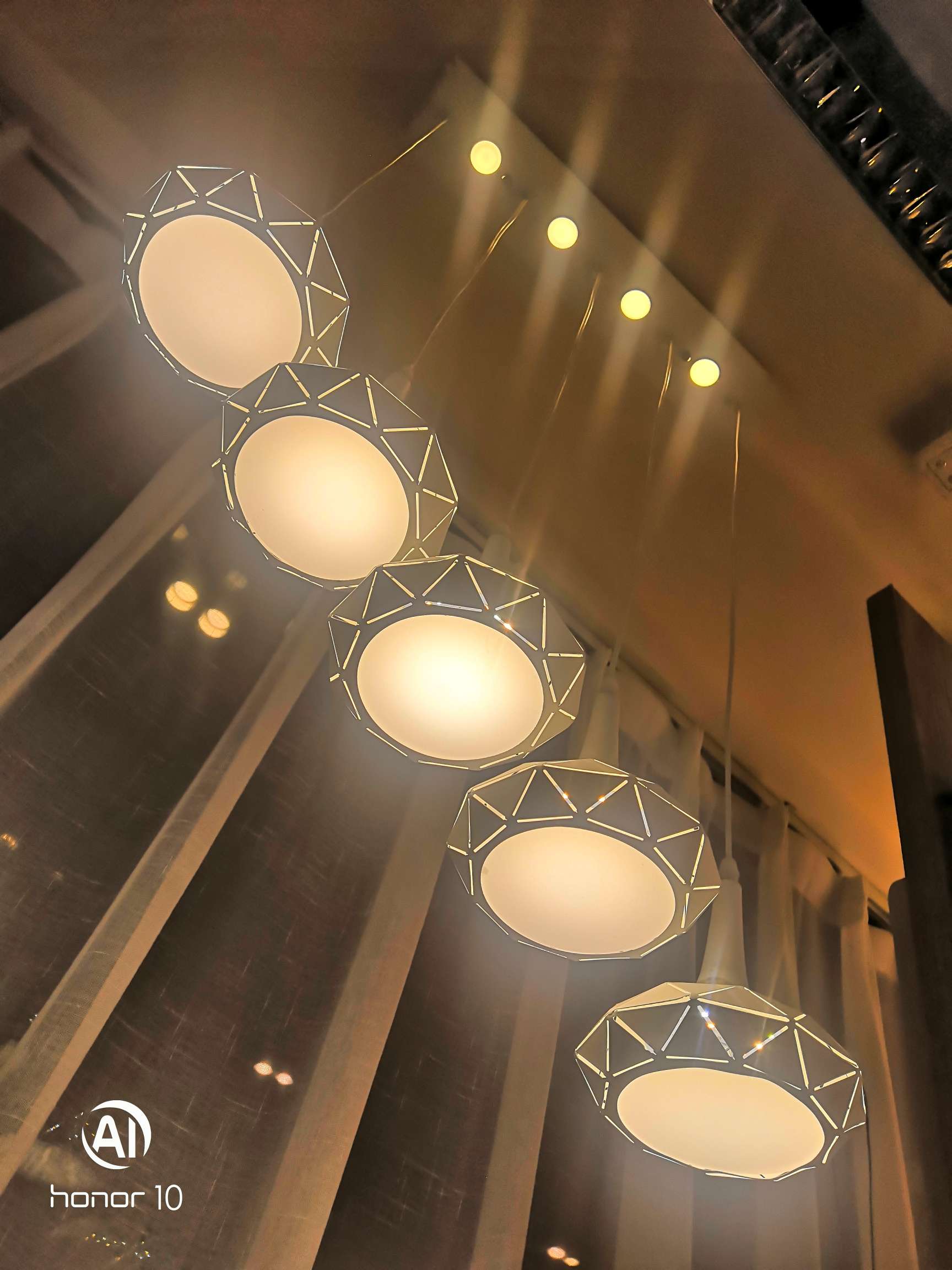 小餐厅吊灯轻奢吊灯客厅灯后现代简约网红水晶灯饰卧室餐厅灯具图