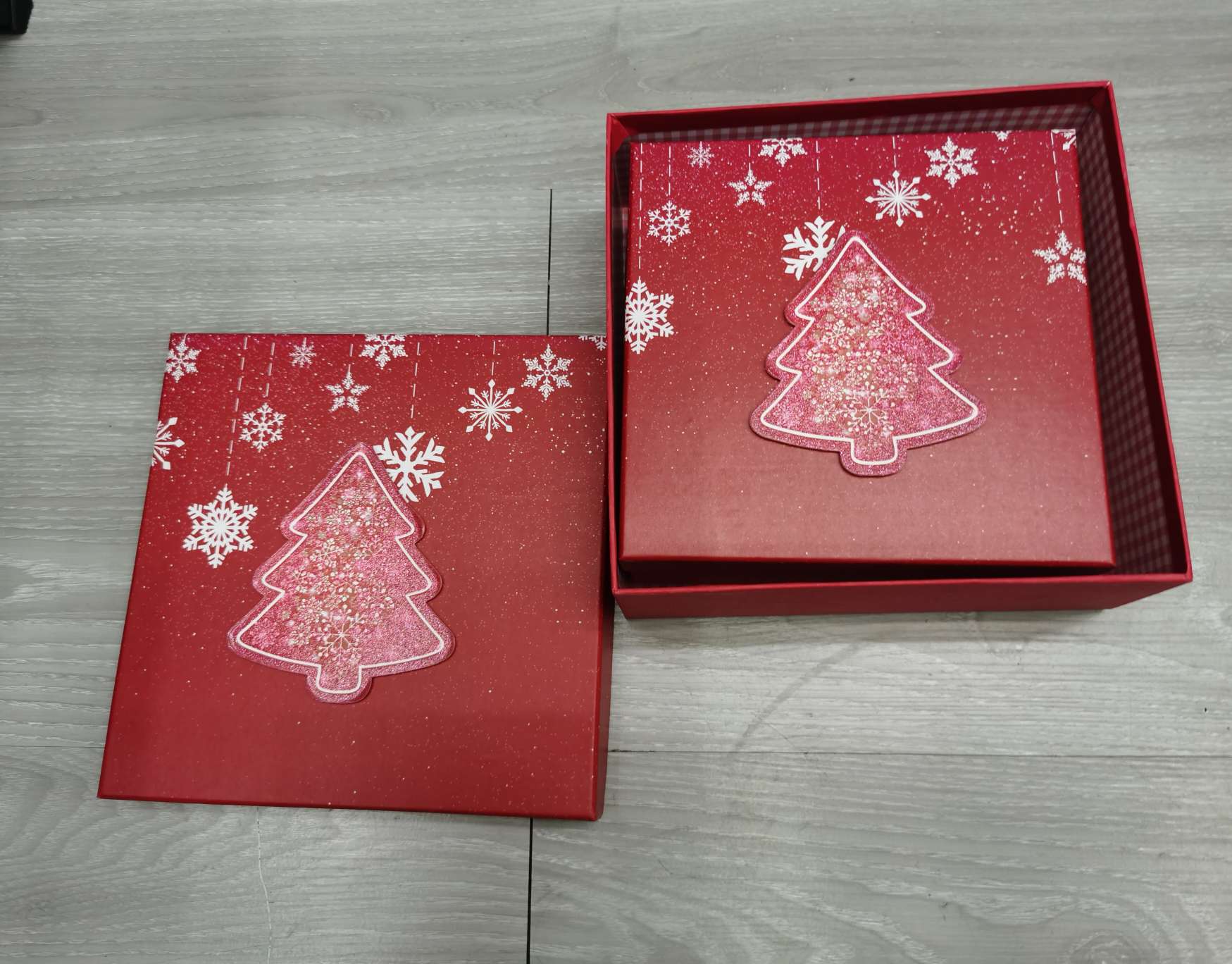 Square Christmas top and bottom cover gift box Application Scenario