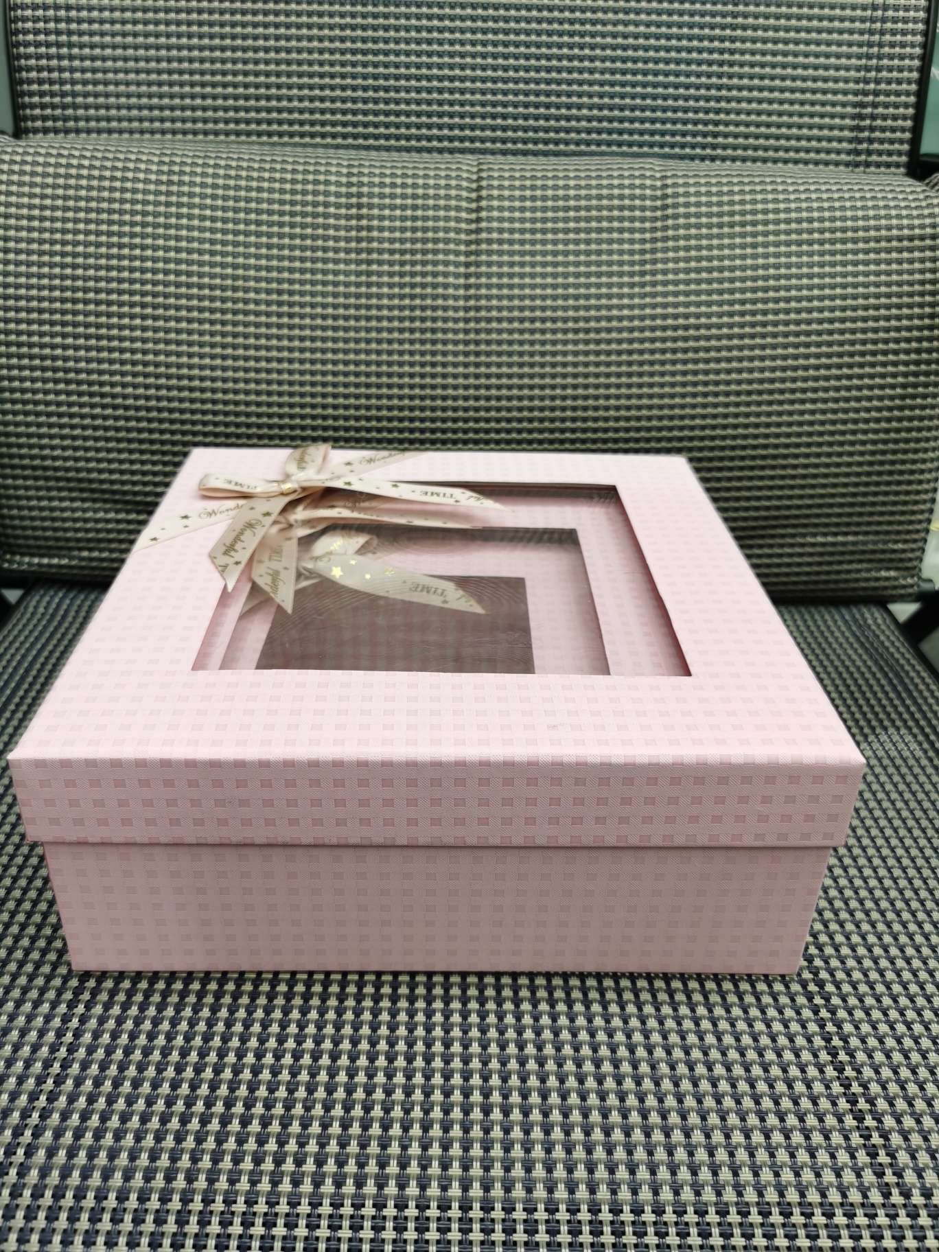 Square windowed gift box Application Scenario