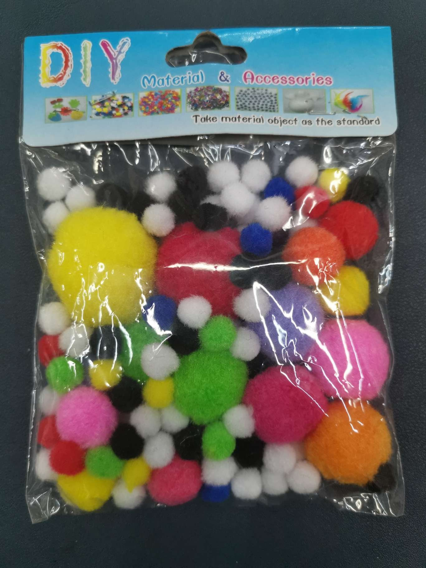 大大小小混颜色彩色毛球产品图