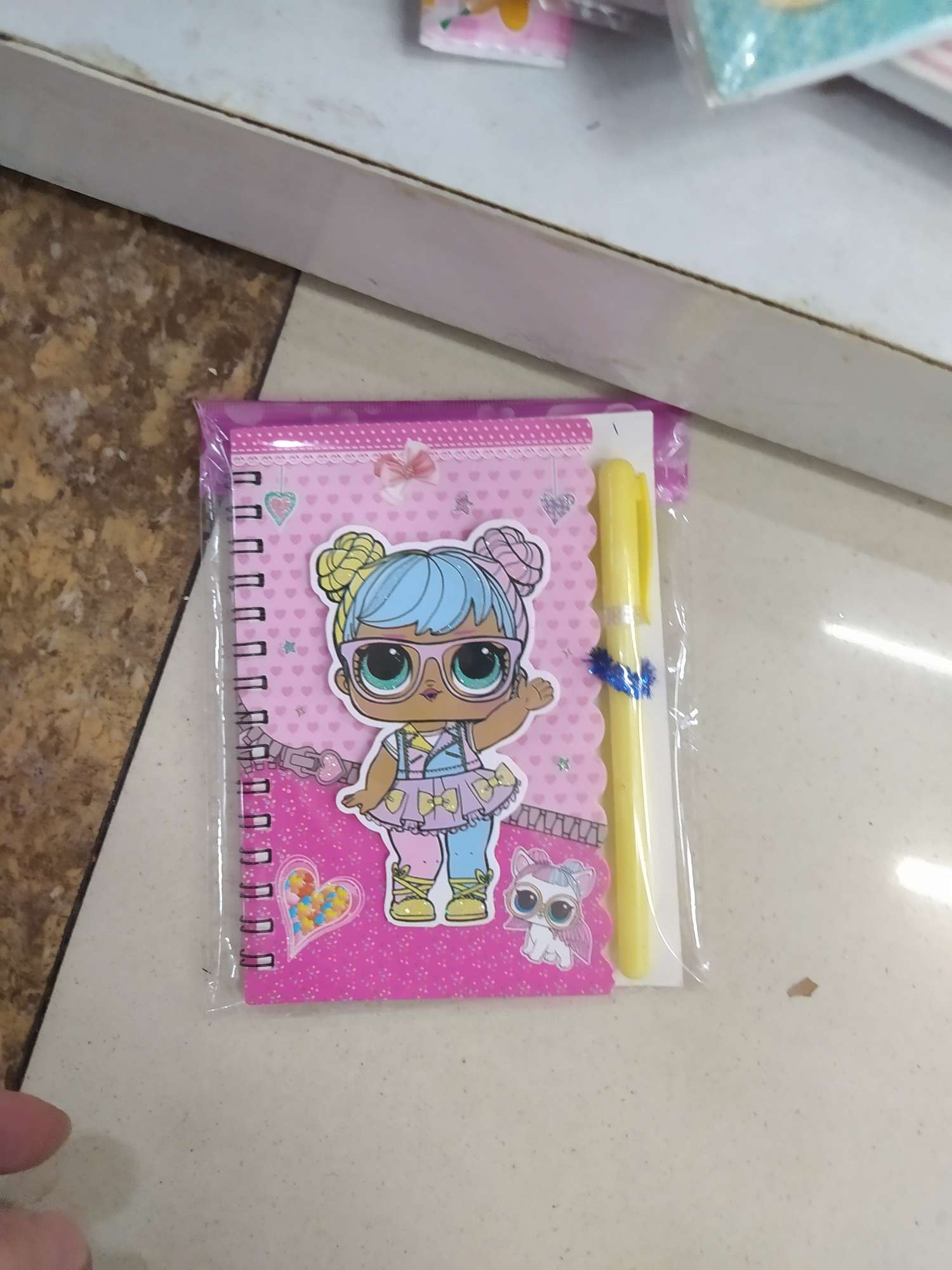 32开本子10。惊喜娃娃