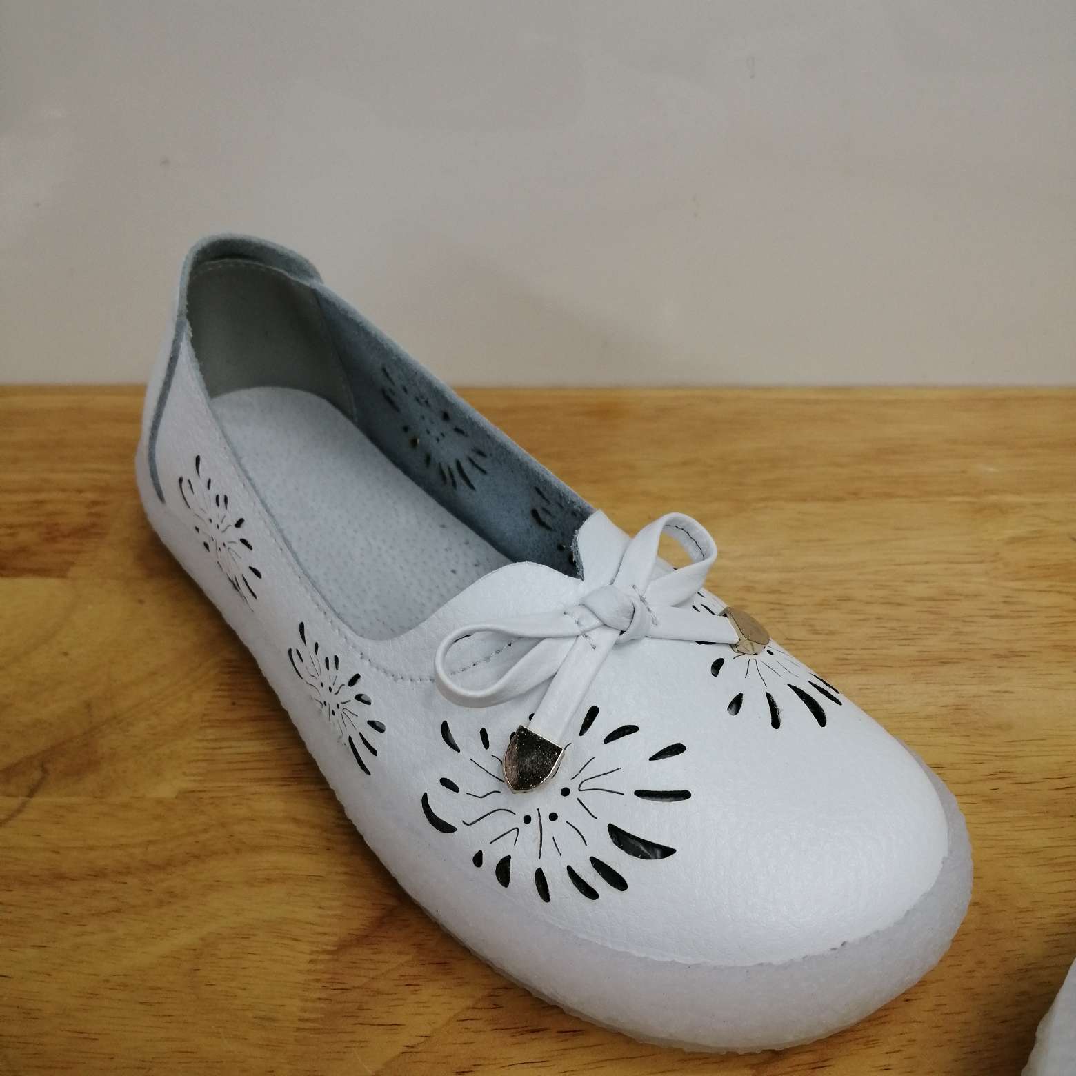 休闲平底平跟女鞋春夏新款豆豆舒适船鞋单鞋皮鞋镂空花