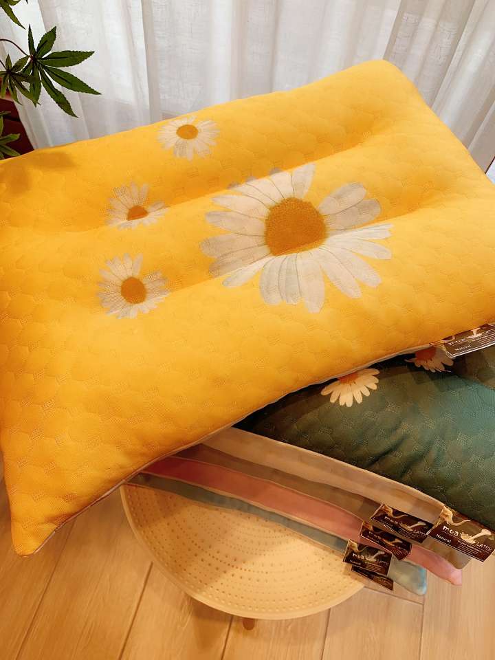 Latex particle pillow protects cervical vertebra pillow thumbnail