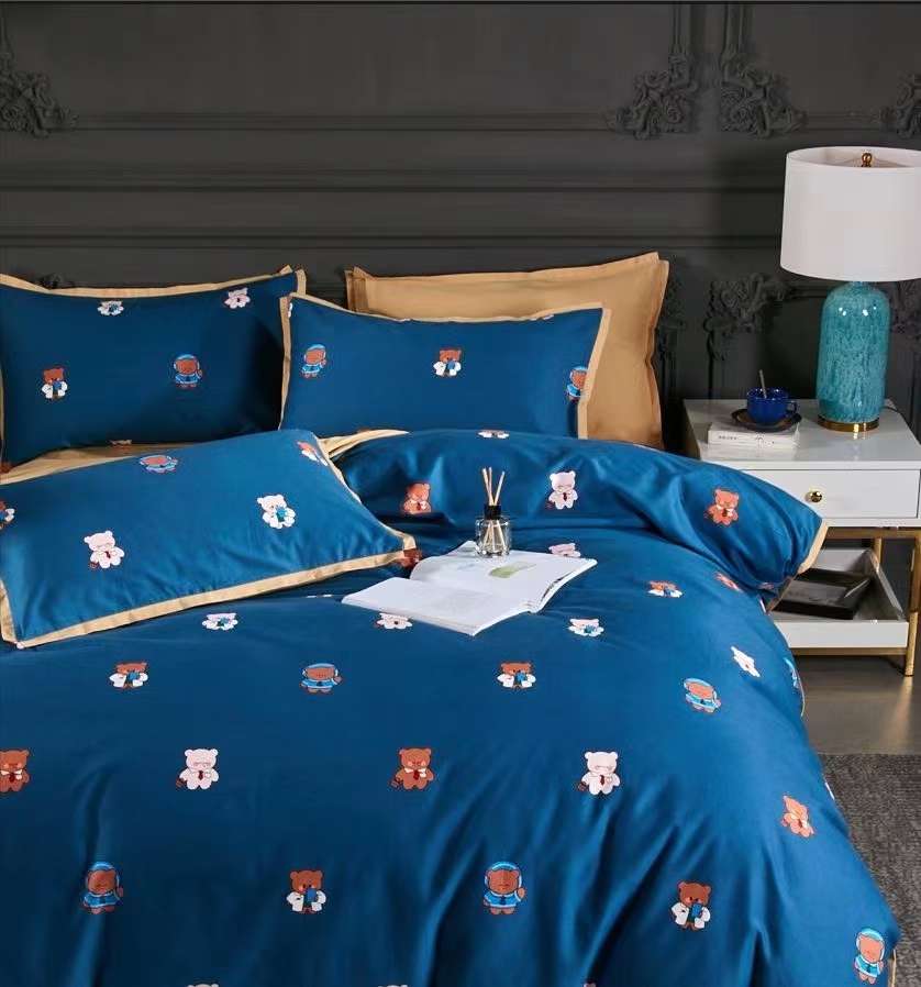 使面料具有天然抗皱性，运用欧洲进口的钢针低速起毛机，四道起毛工艺，使绒面更加