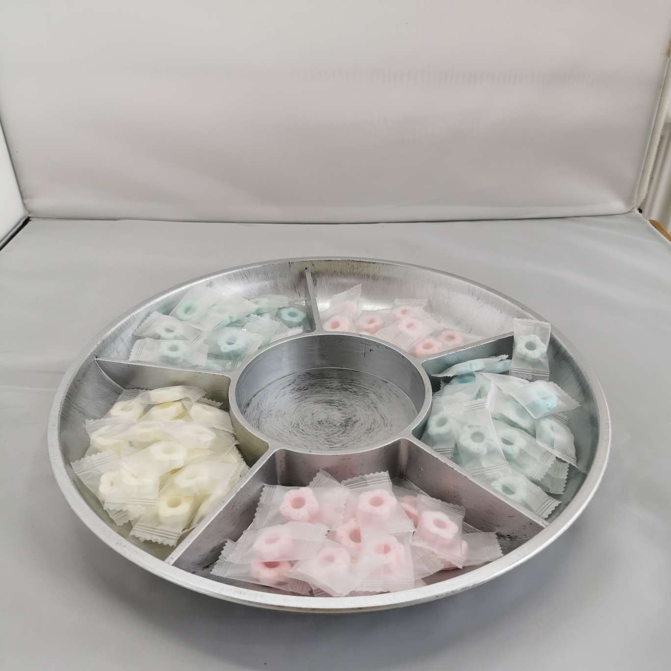 12-inch round 6-compartment candy and snack plate storage plate detail image 11
