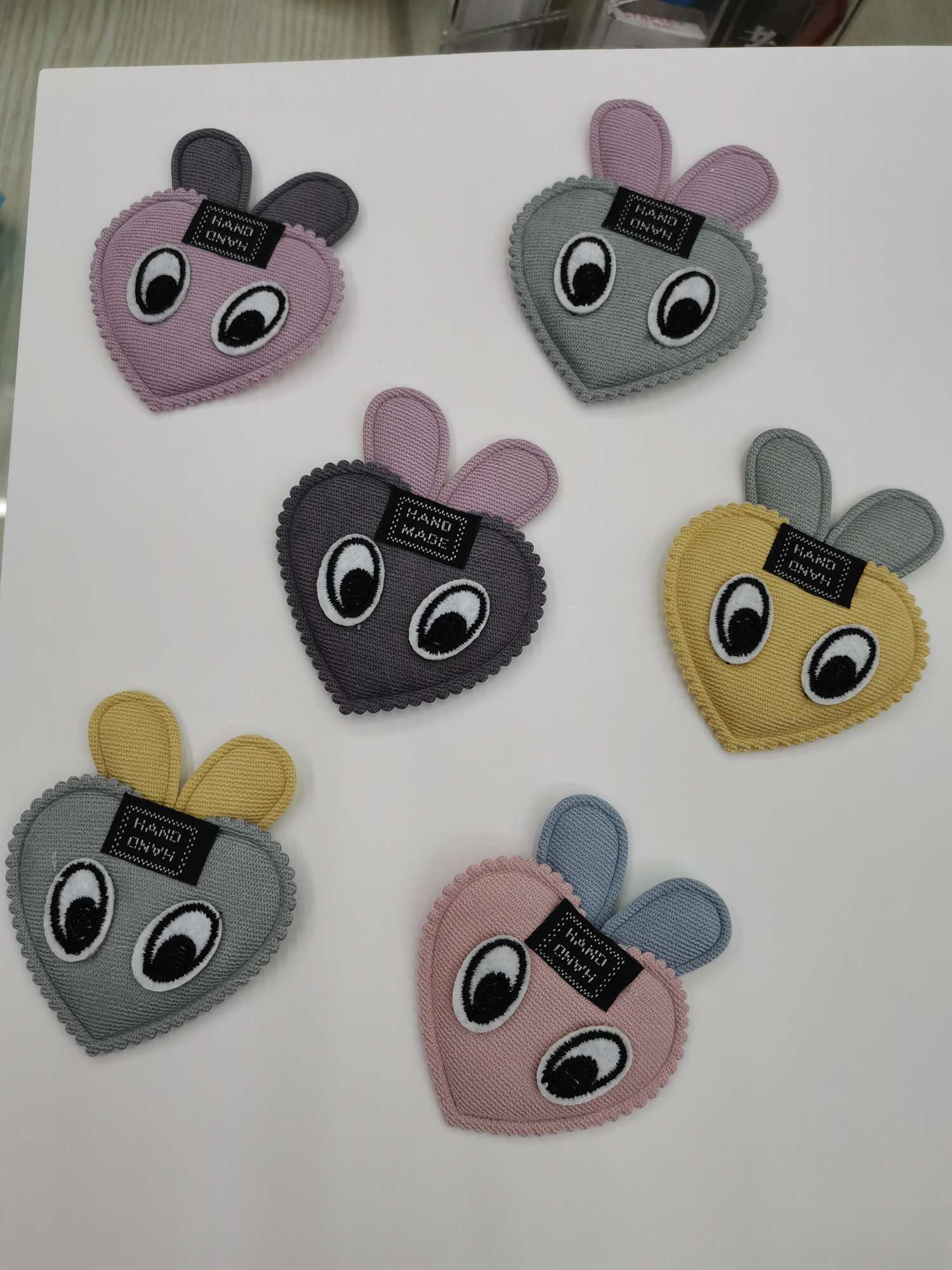 头饰、包包、鞋服上的配饰      