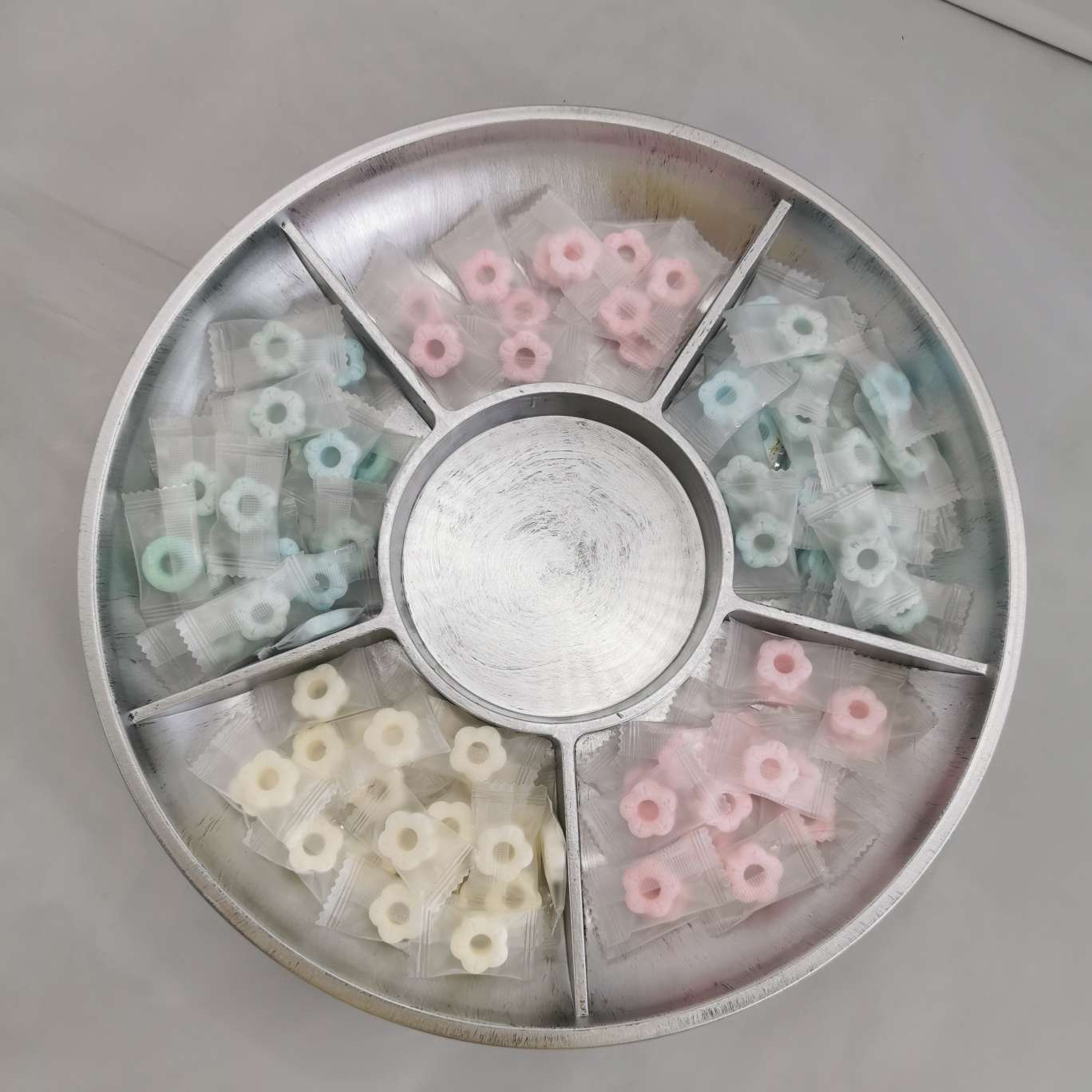 12-inch round 6-compartment candy and snack plate storage plate detail image 16