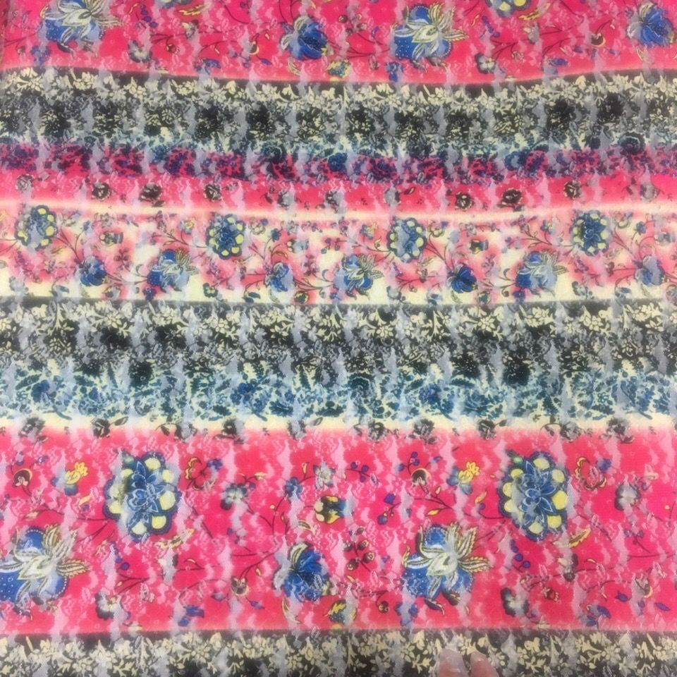 The lace printed fabric of the dress top is slightly elastic and translucent, so it needs to be lined with a scarf, a scarf and swimsuit accessories