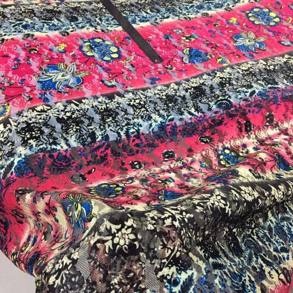 The lace printed fabric of the dress top is slightly elastic and translucent, so it needs to be lined with a scarf, a scarf and swimsuit accessories Specification image
