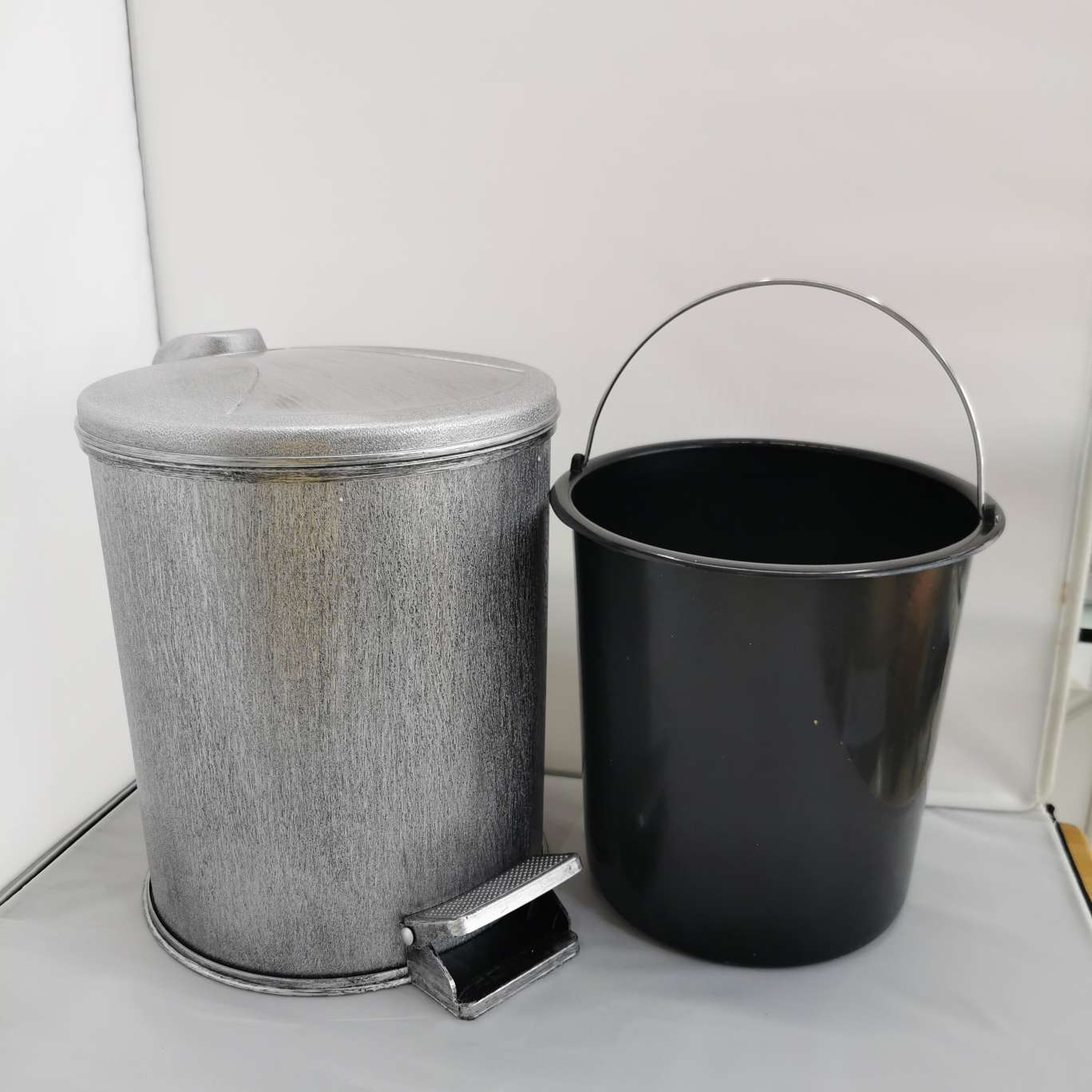 Household cleaning bucket, trash can, foot pedal trash can detail image 2