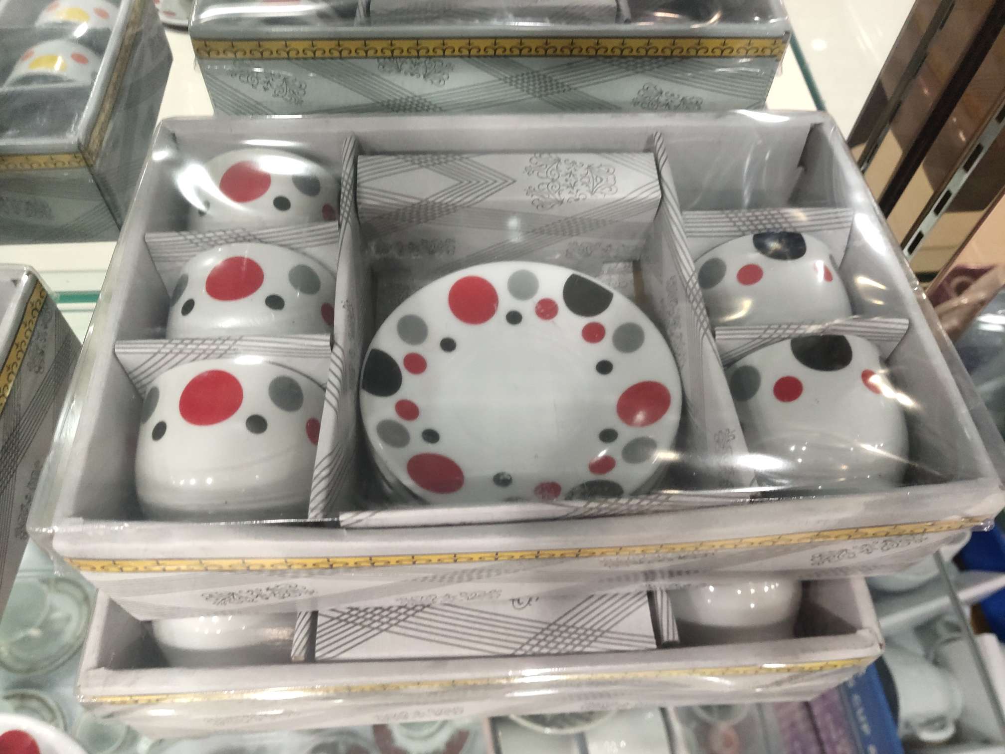 圆点图案陶瓷套装六杯六碟适用于家庭餐厅酒店2