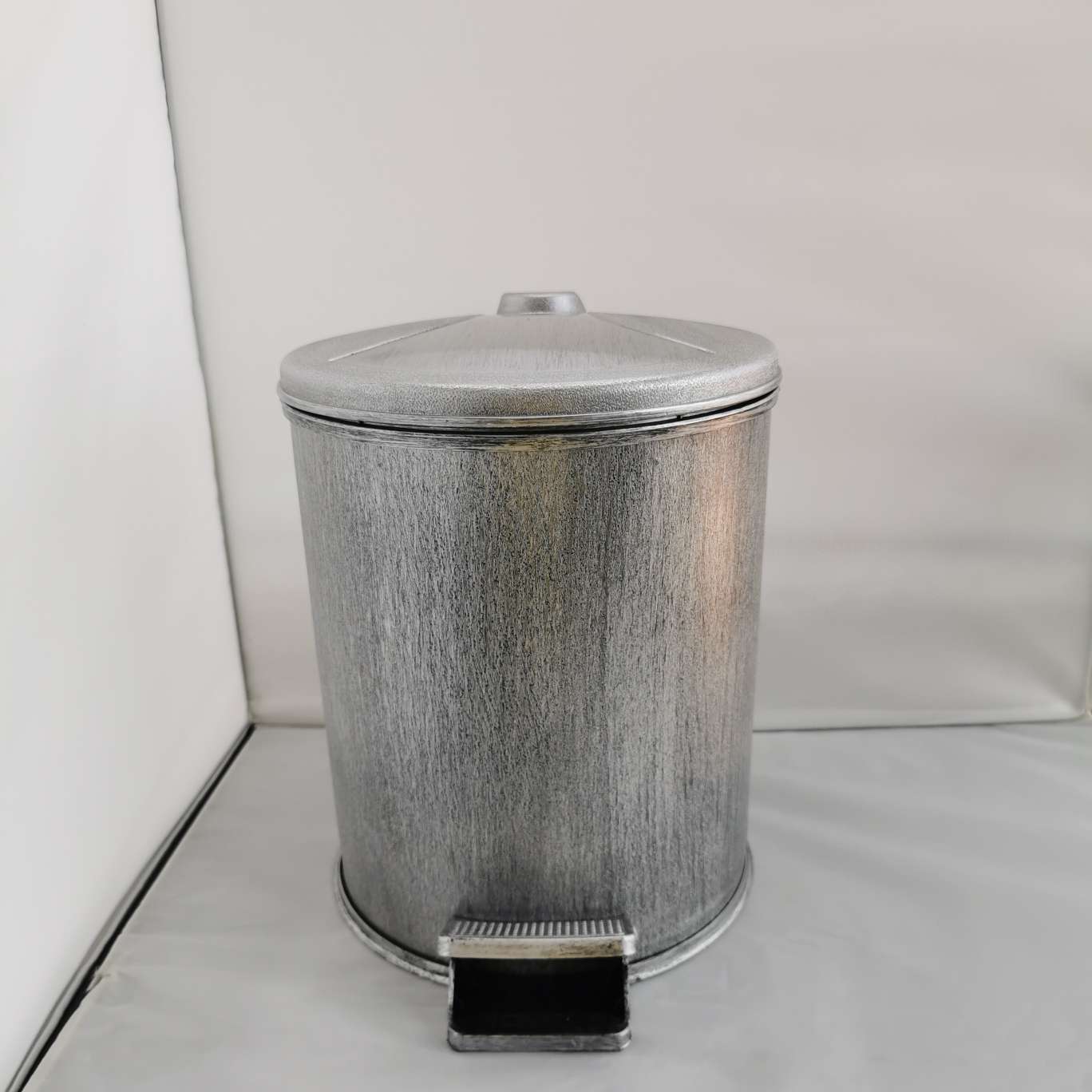 Household cleaning bucket, trash can, foot pedal trash can detail image 1