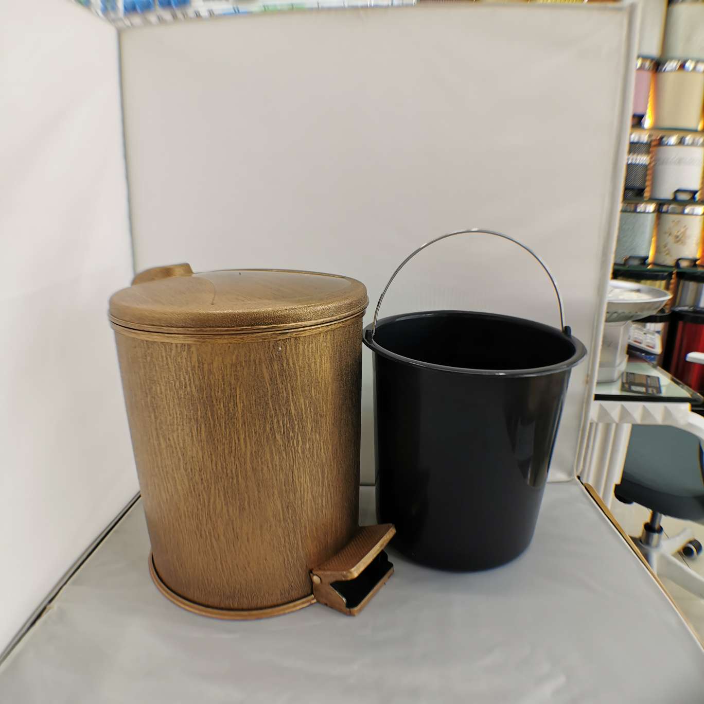 Household cleaning bucket, trash can, foot pedal trash can detail image 6