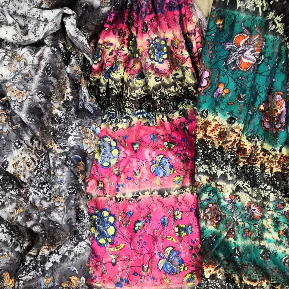 The lace printed fabric of the dress top is slightly elastic and translucent, so it needs to be lined with a scarf, a scarf and swimsuit accessories undefined