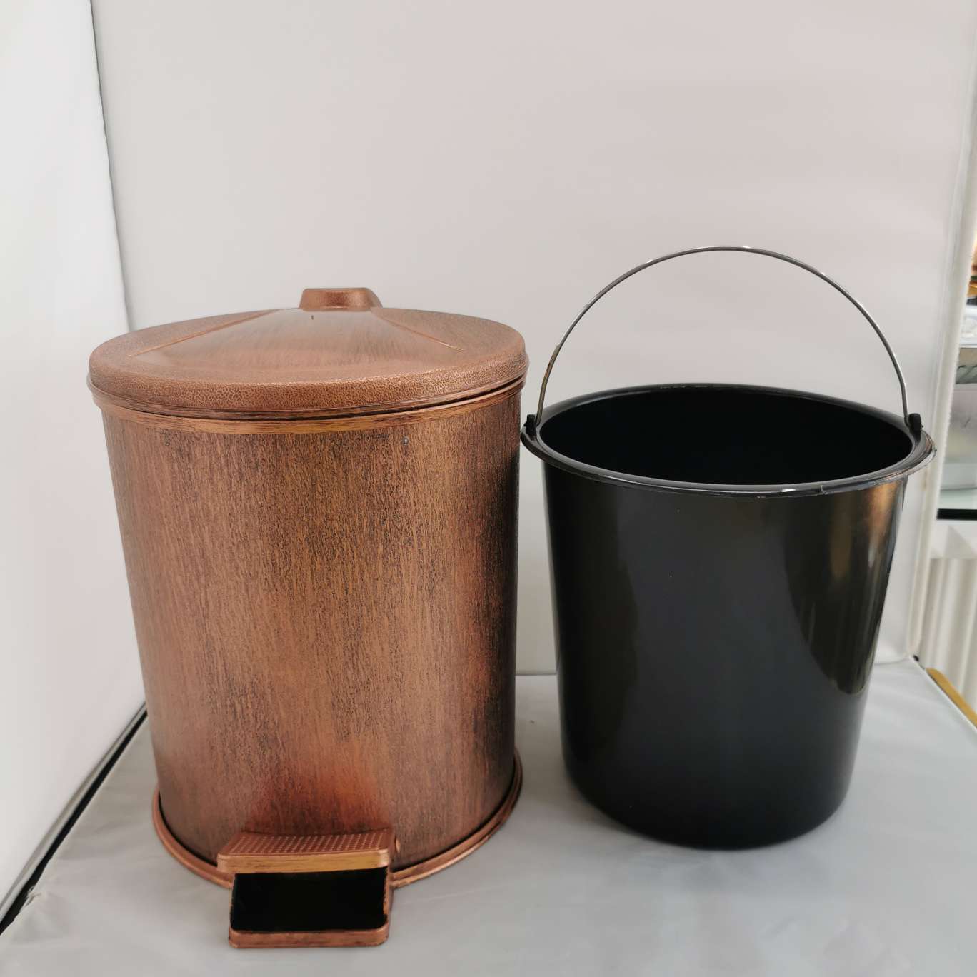Household cleaning bucket, trash can, foot pedal trash can detail image 4