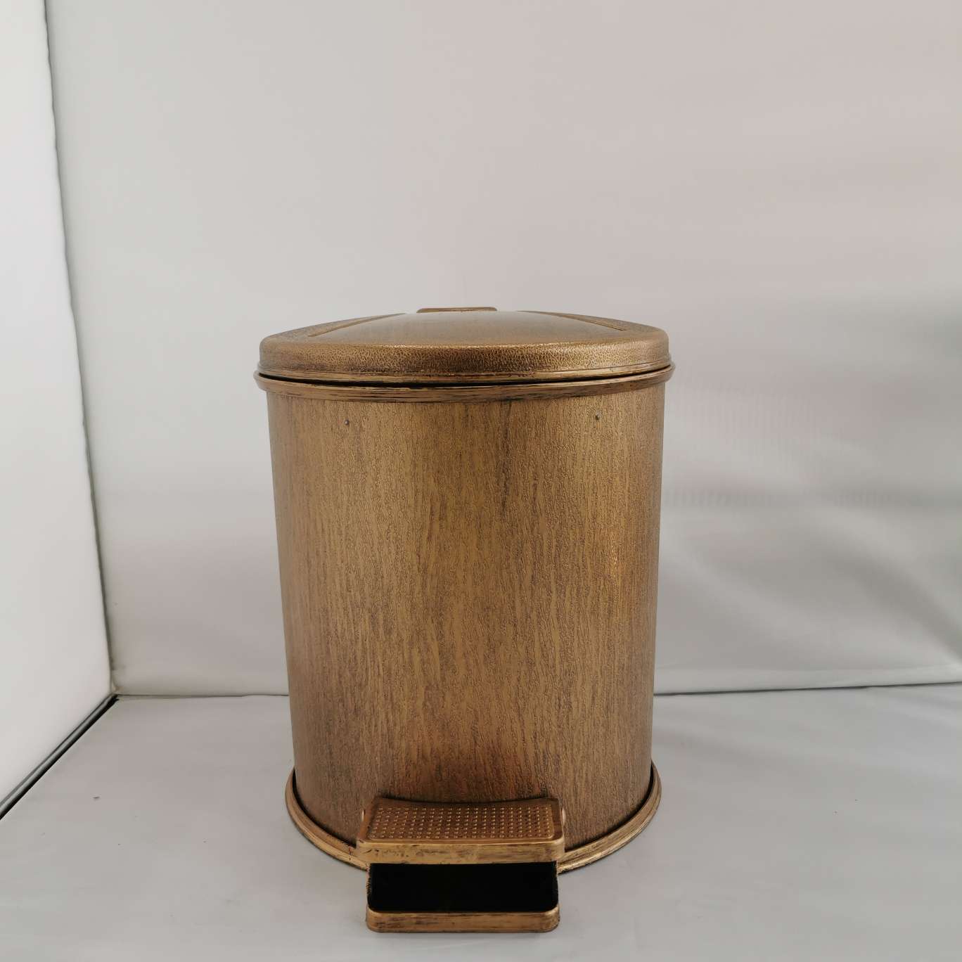 Household cleaning bucket, trash can, foot pedal trash can detail image 5