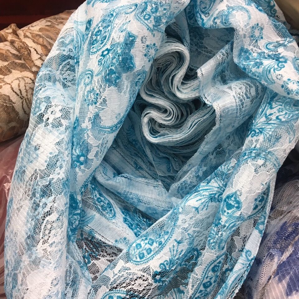 The top of the cashew dress is made of lace printed fabric, which is slightly elastic and translucent. It needs to be lined with a scarf, neck and swimsuit fabric undefined