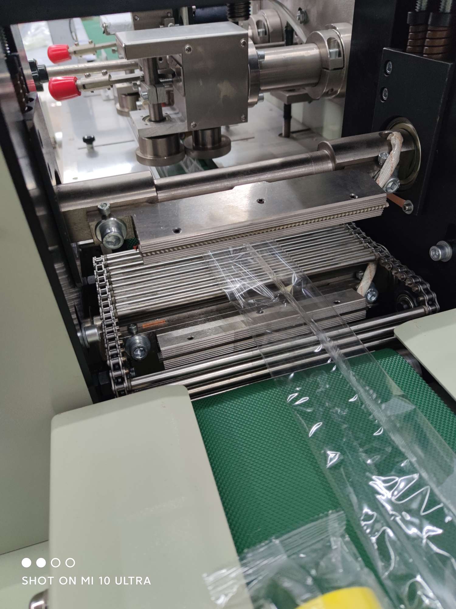 Fully automatic mask packaging machine, automatic sensing anti-air bag packaging machine details Picture
