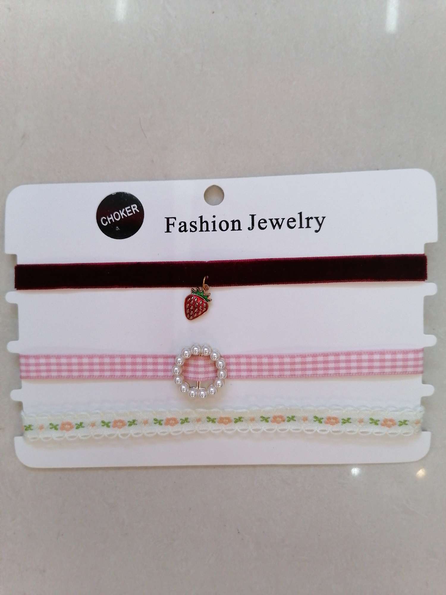 This is a super charming and elegant three-piece set of fashionable necklaces