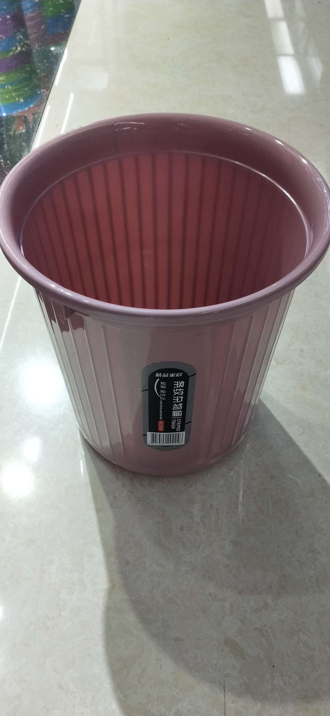 条纹垃圾桶
