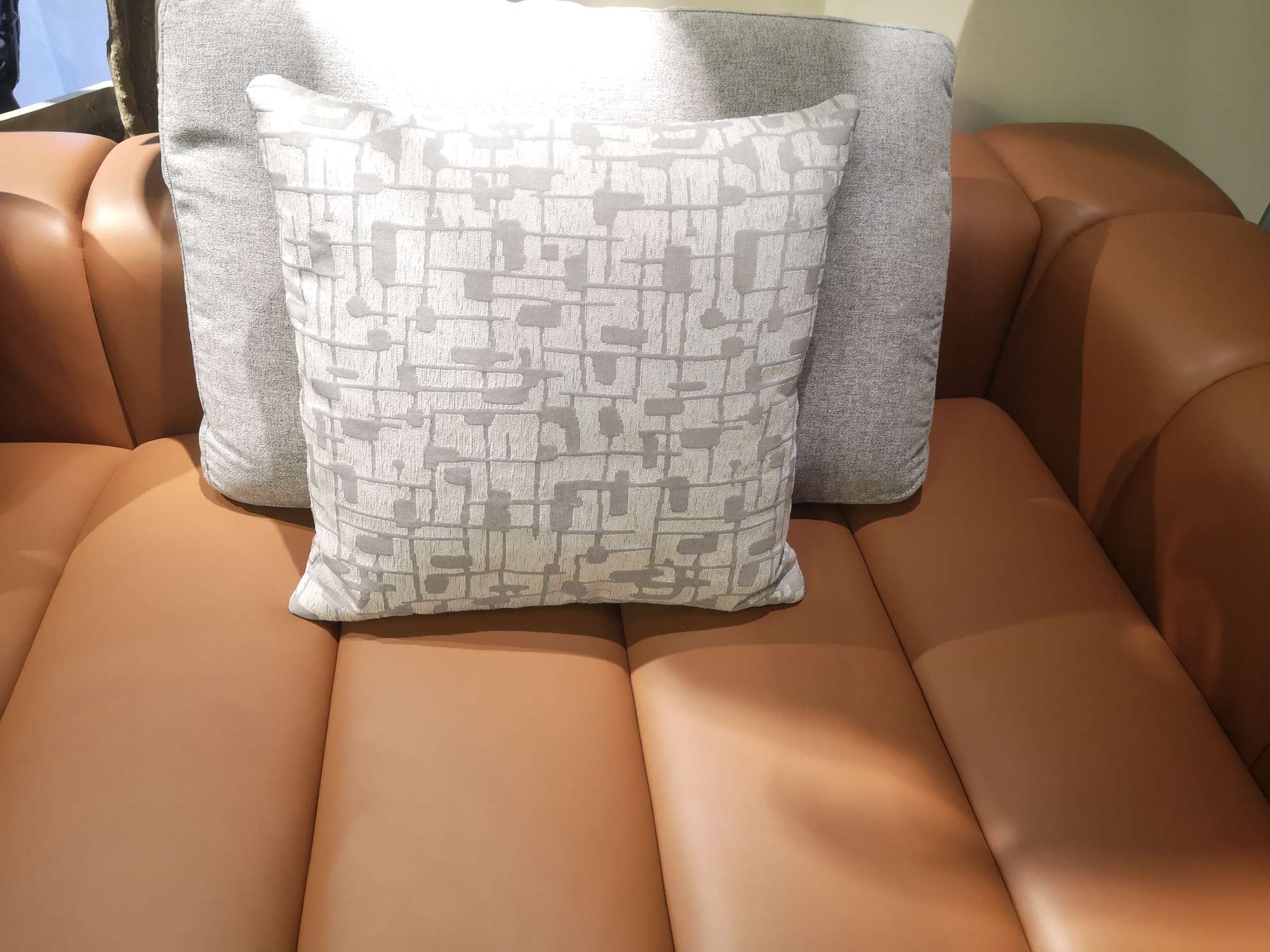 The Hemuju Napa genuine leather imported knitted fabric minimalist, elegant and light luxury style combination sofa is available in various colors Application Scenario