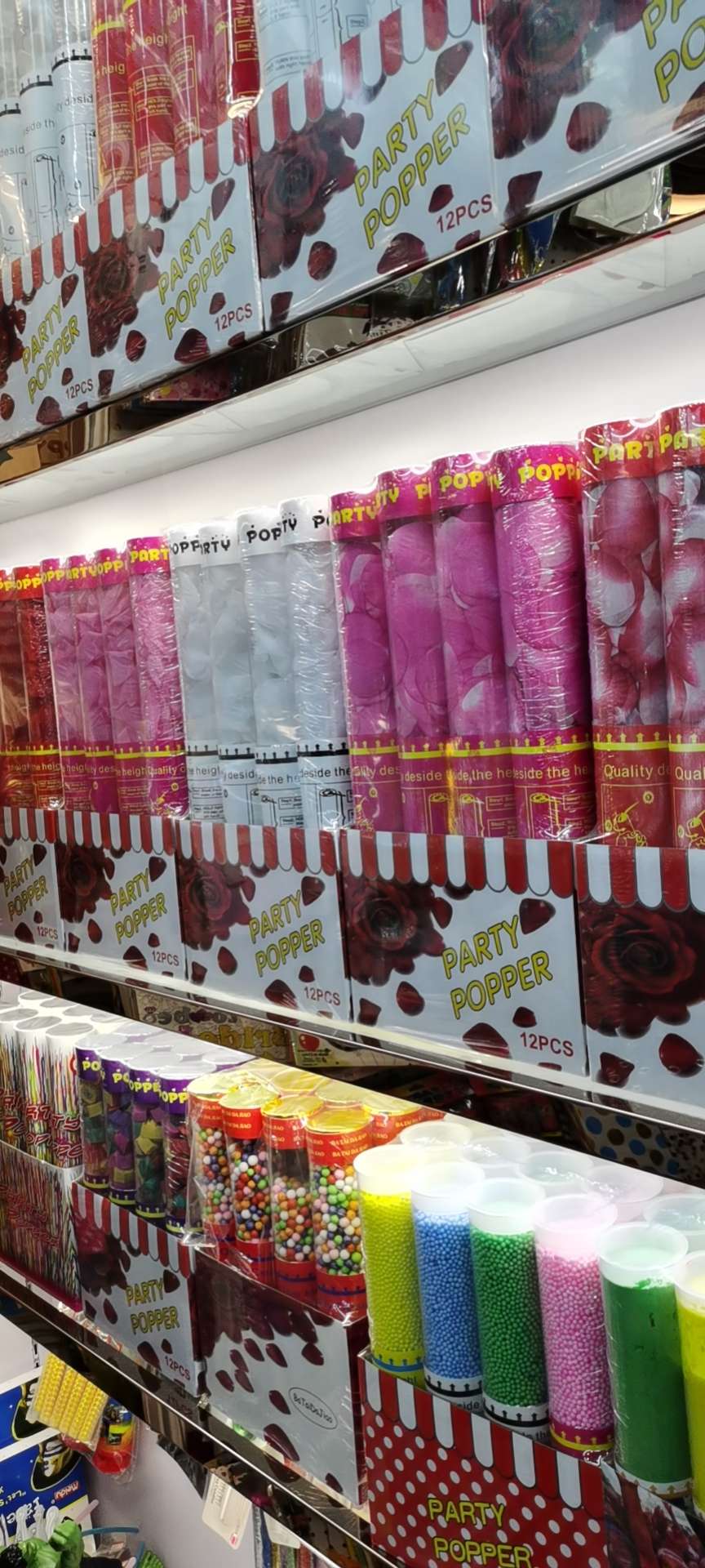 A comprehensive collection of wedding supplies: petal rain, colorful flowers, firecrackers, wedding hand-twisted, hand-held spray tubes, firework buckets, hand-twisted firecrackers