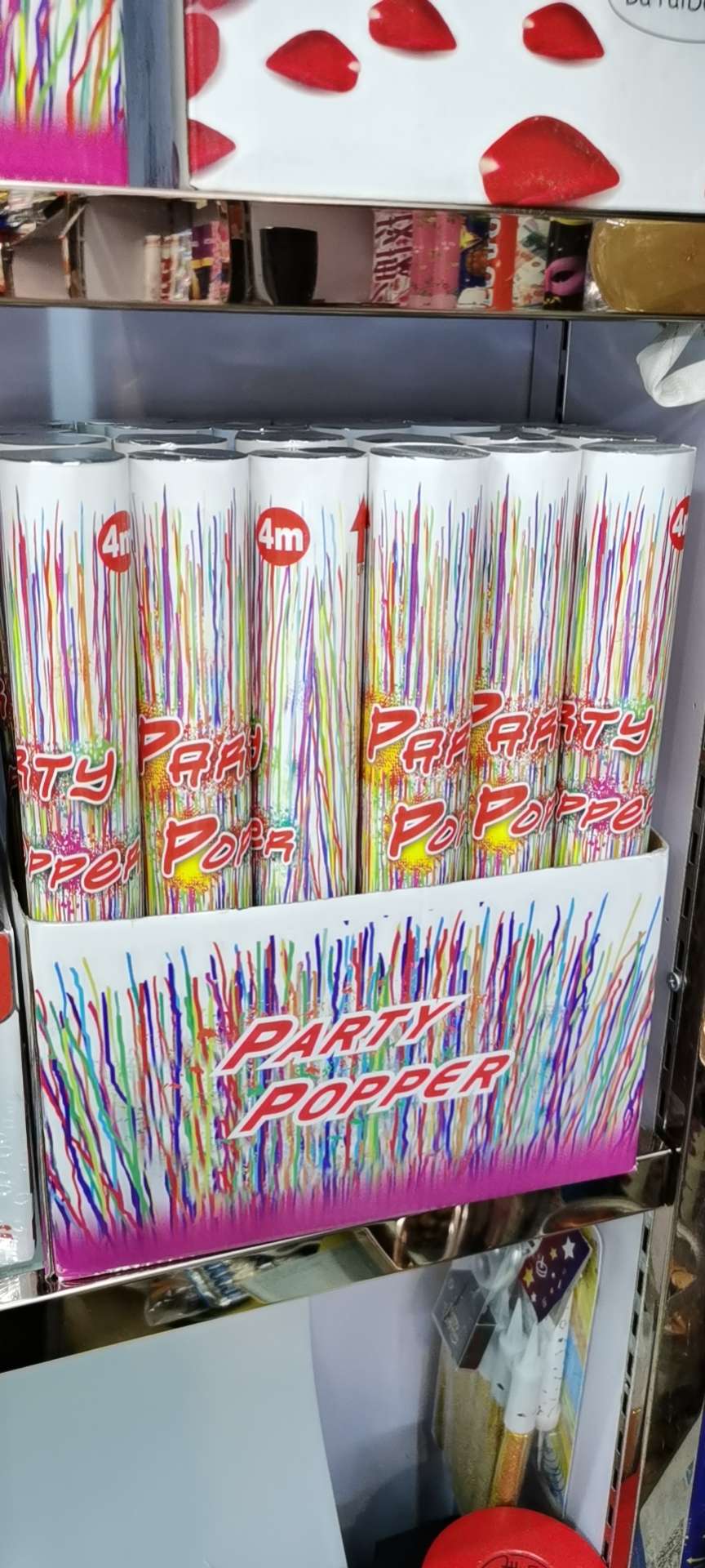 A comprehensive collection of wedding supplies: petal rain, colorful flowers, firecrackers, wedding hand-twisted, hand-held spray tubes, and firework buckets