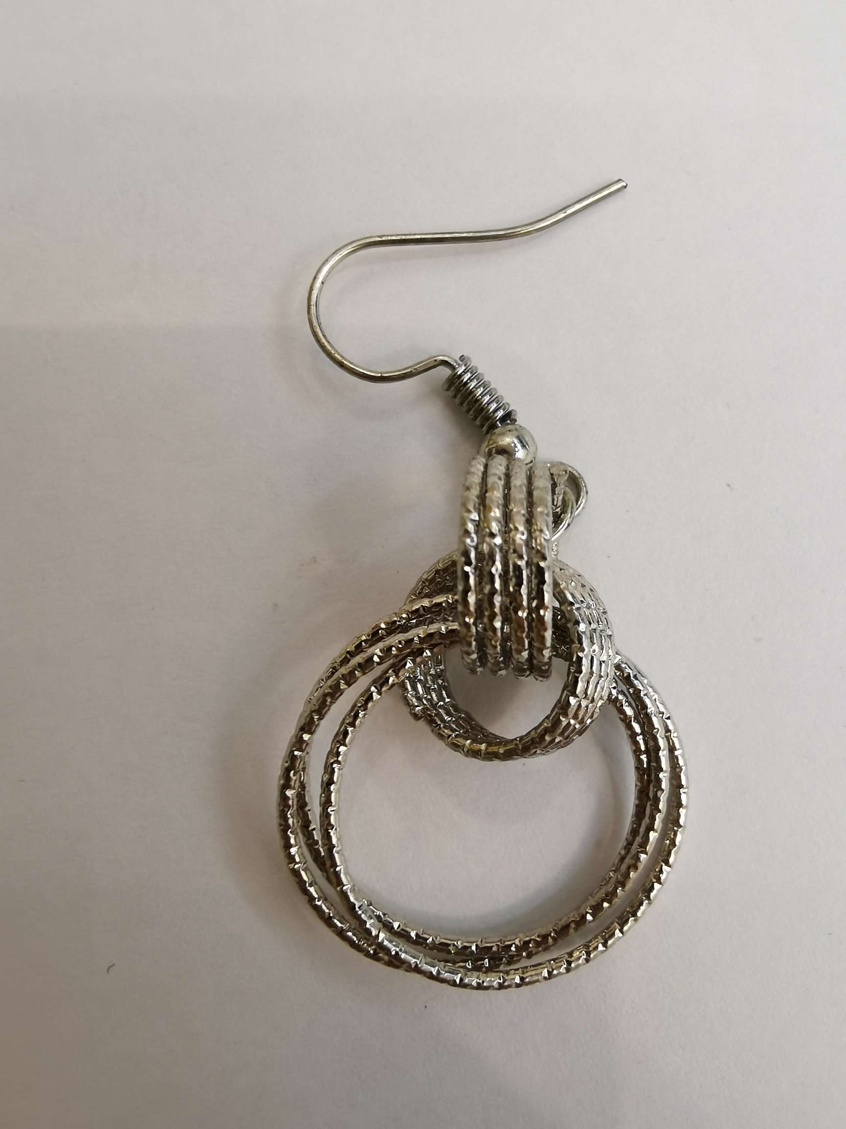 Factory direct sales of wrought iron pressed earrings and pendants, rough accessories, jewelry accessories, popular online bestsellers, classic metal earrings and pendants, European and American simple style details Picture