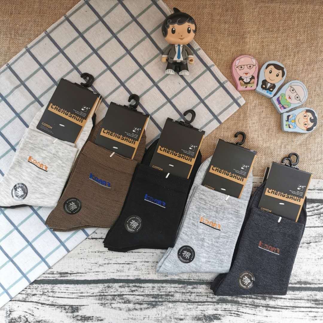 涤棉地摊袜子 户外休闲男祙 跑量款商务袜子 外贸男袜白底实物图