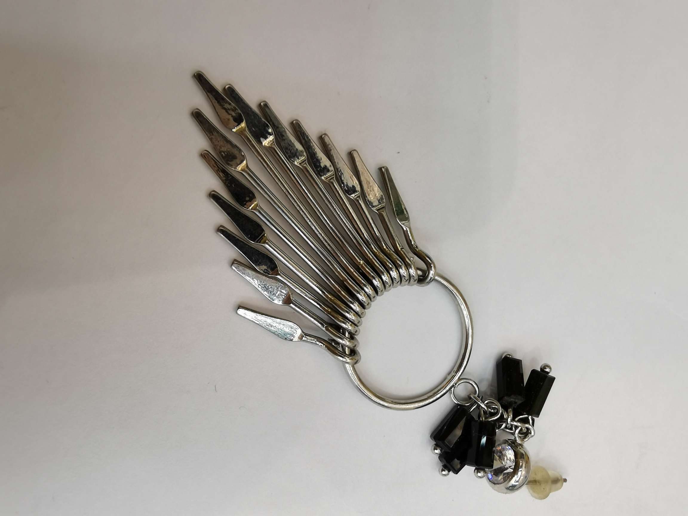 Factory direct sales of wrought iron pressed earrings, pendants, rough accessories, jewelry accessories, popular online bestsellers, classic tassel metal earrings, European and American simple style Application Scenario