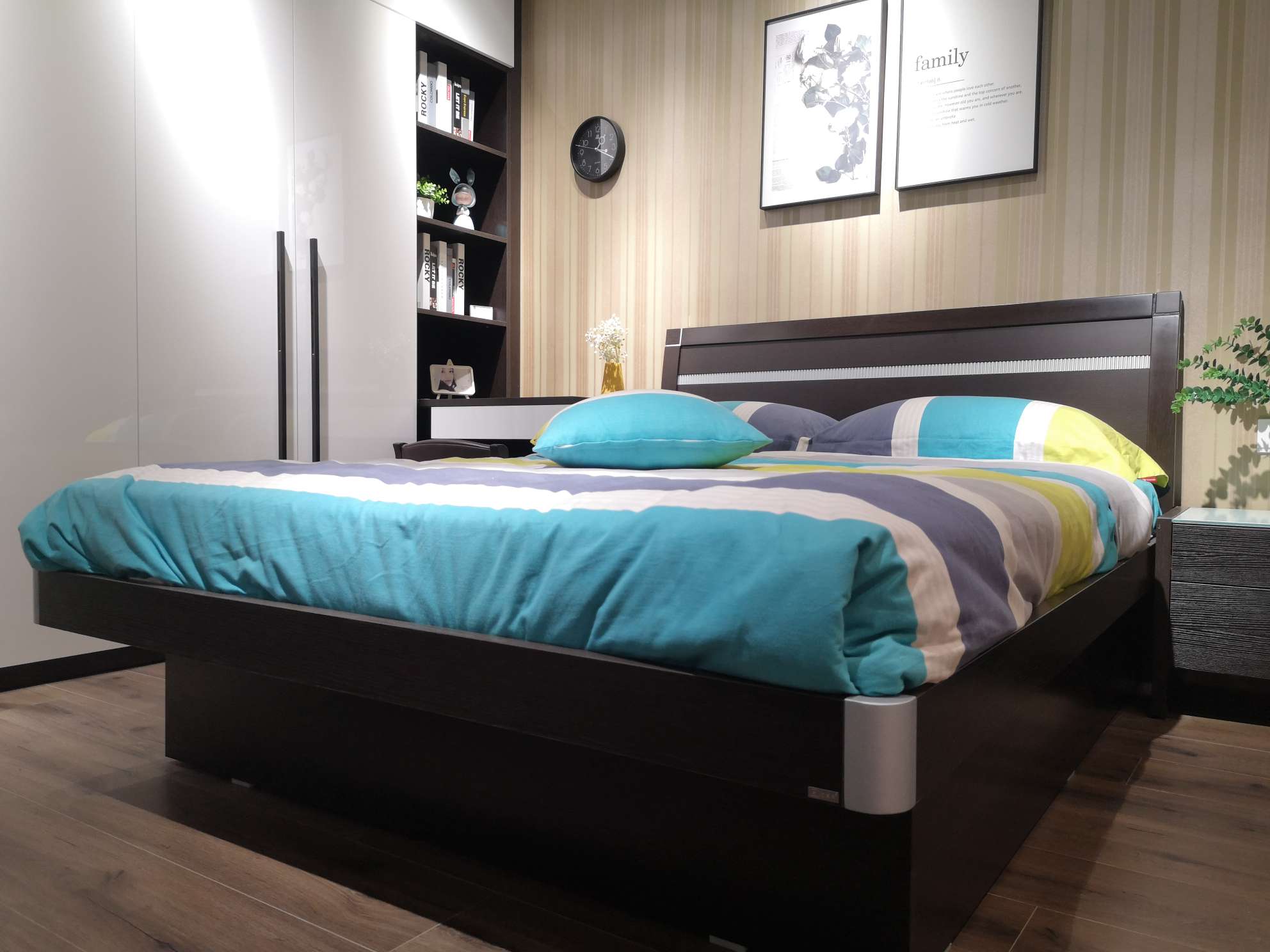 Classic Red Apple furniture furniture bed 1.8m row frame with storage panelled bed double black oak king bed with mattress does not contain a bedside table thumbnail