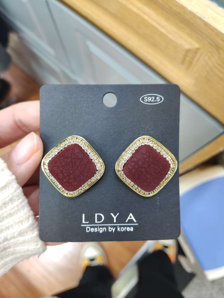 Red velvet earrings Korean version of the East Gate star diamond retro Ju Jingyi with the same sterling silver celebrity thumbnail