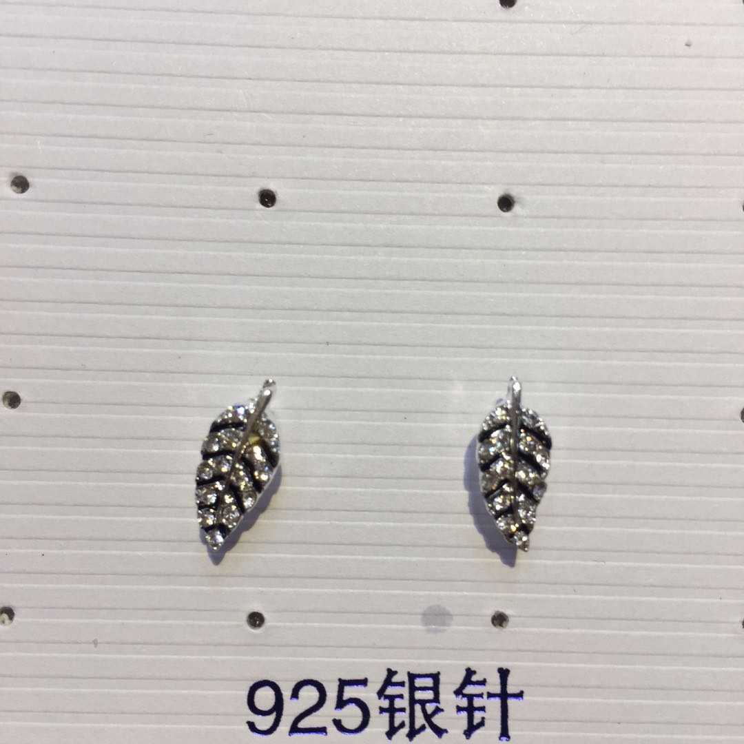 Elegant and refined stud earrings 1