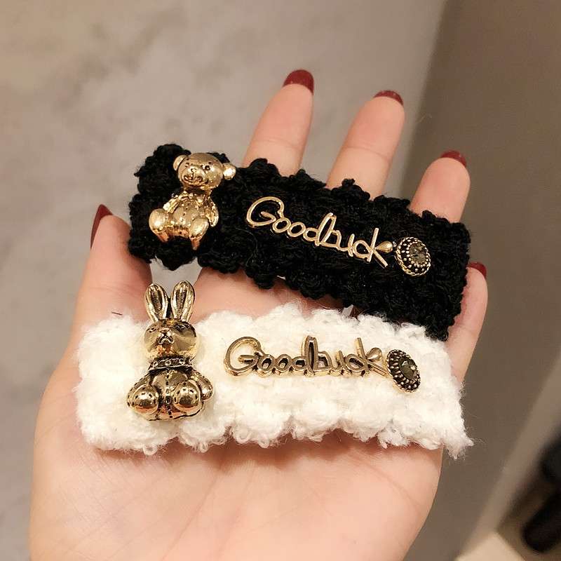 Little Chanel-style hair clip detail image 2