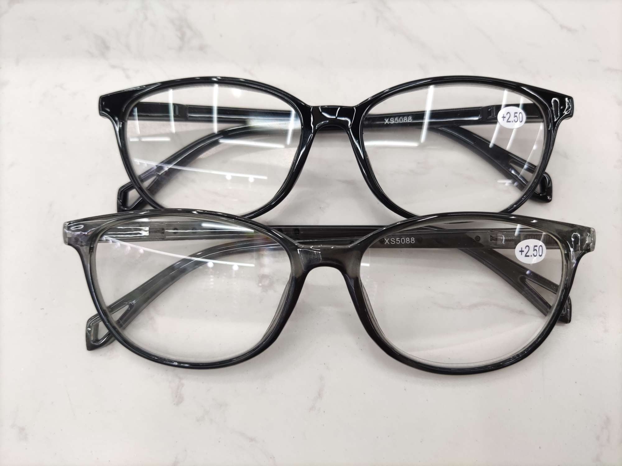 For the elderly, regular reading glasses and hyperopia glasses can be used