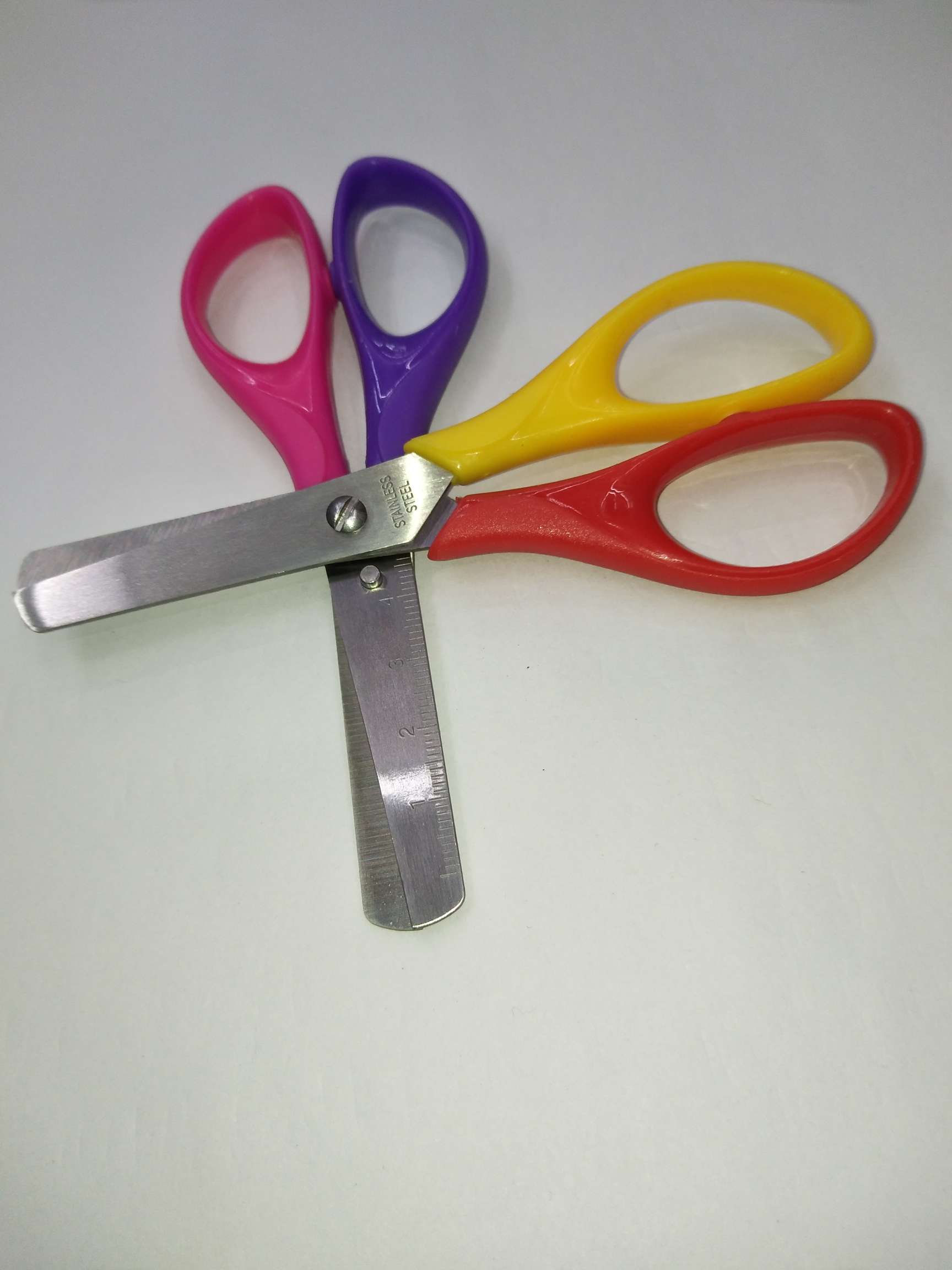 Office scissors, knives, stationery, stationery scissors, student scissors, 13 X 6 CM, scissors with scale sizes. A pair of scissors suitable for students is 720 yuan Specification drawing
