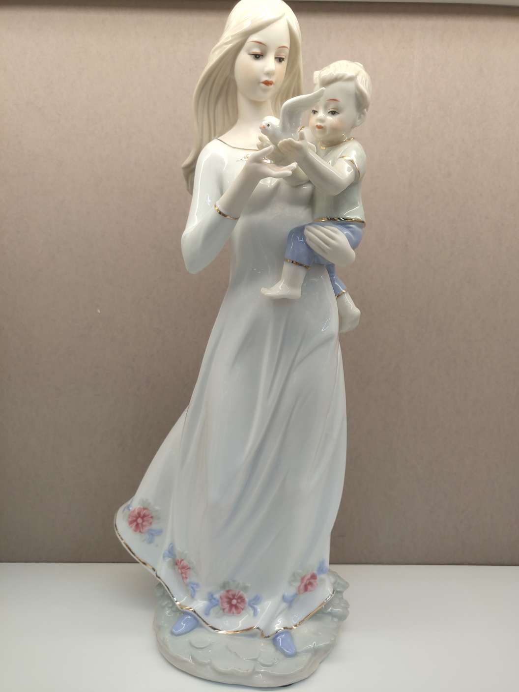 西洋美女抱小孩陶瓷工艺品欧式风格现代家居装饰摆件H－48一箱