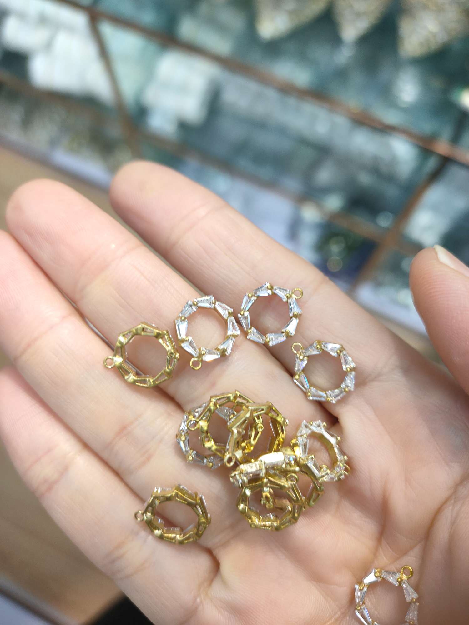 Round zircon pendant