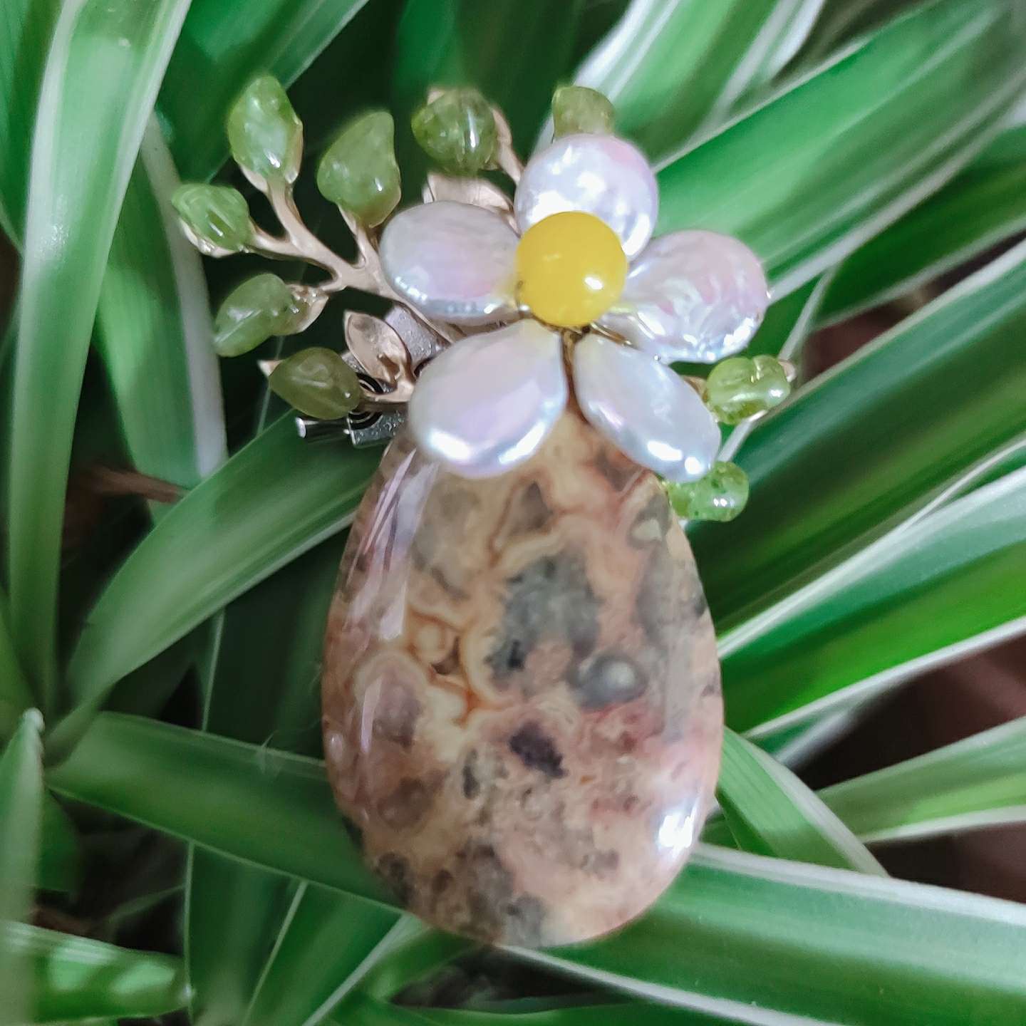 Natural chrysanthemum stone crystal Baroque pearl brooch thumbnail