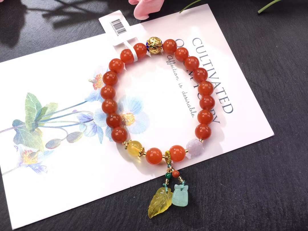 Natural southern red single - loop bracelet with wax pendant thumbnail