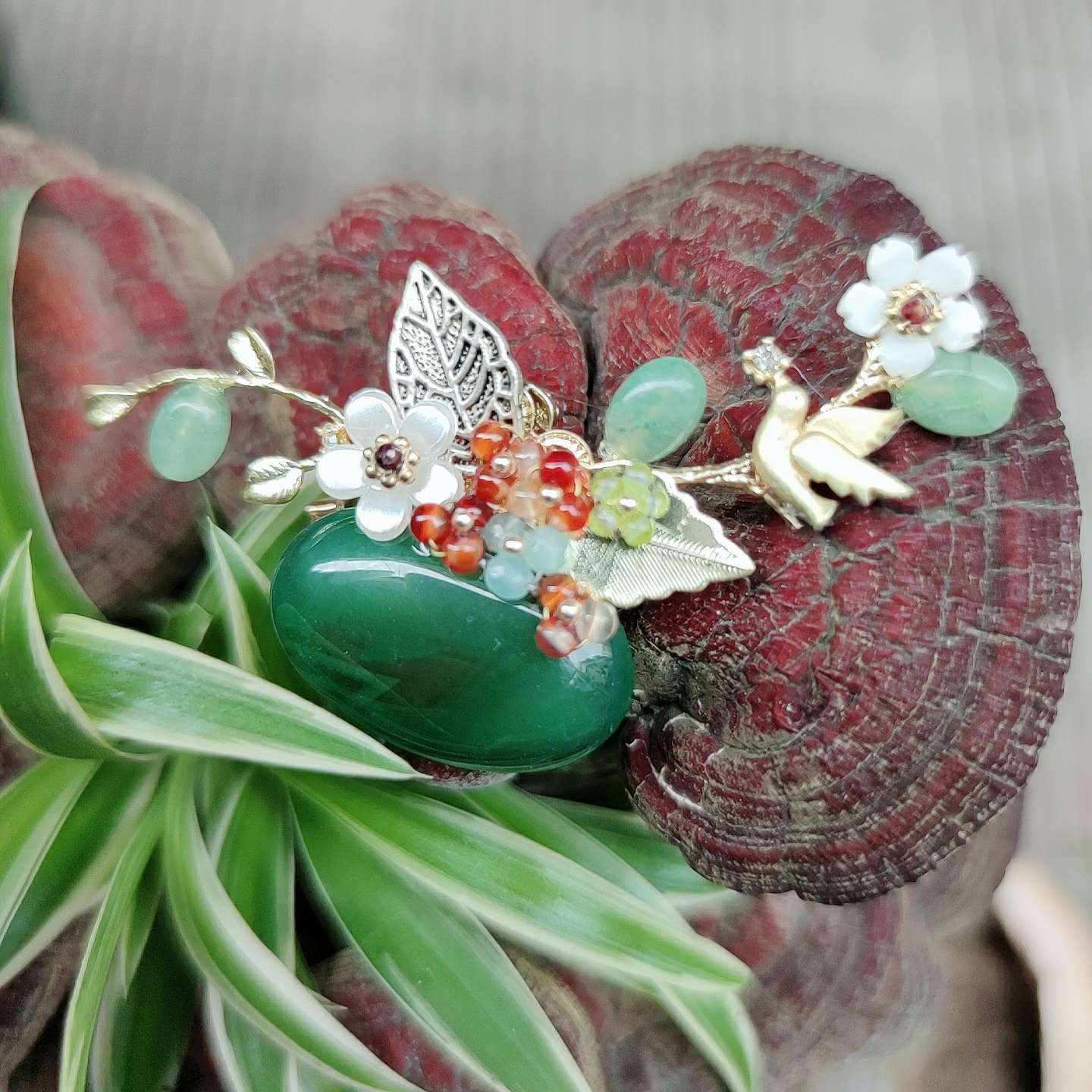 Egg-shaped green agate brooch thumbnail