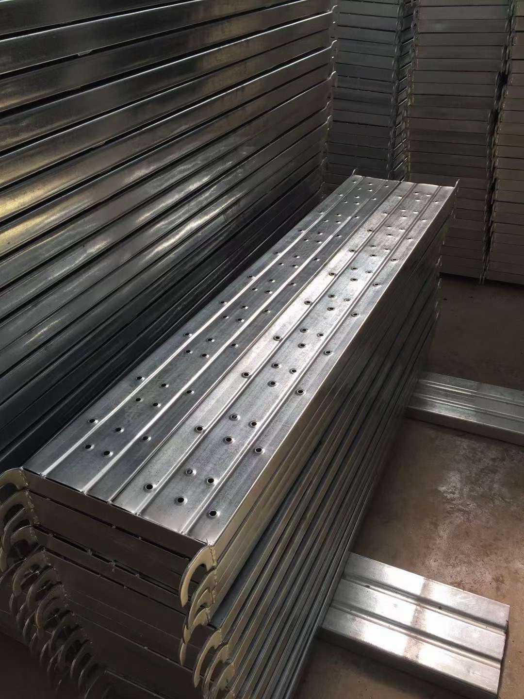 Exit moving scaffold pedal punching pedal mesh board